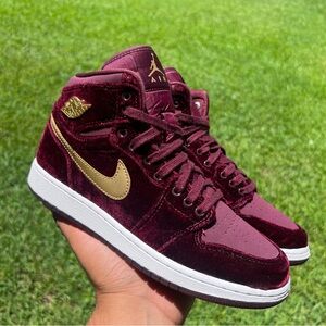 Jordan 1 Retro Heiress Velvet Night Maroon Sz 6Y / 7.5 Women’s
